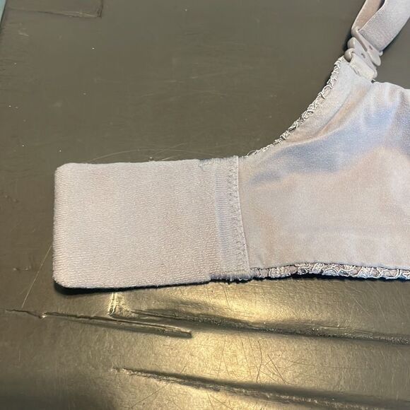 Victoria’s Secret Body by Victoria lace bra gray silver taupe color SZ 34DDD - Picture 10 of 12